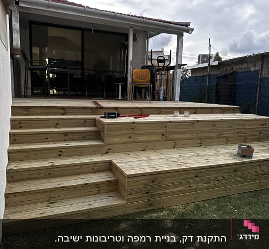 מדרגות עץ עם כלים וחומרים לבנייה